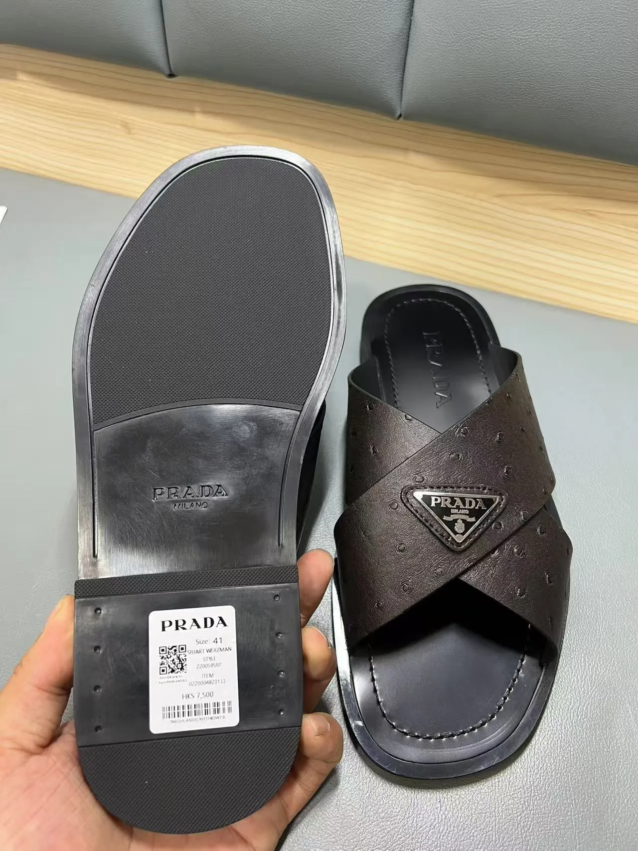340💰PRADA Prada’s latest slippers are synchronized with the official website. This slipper is made of the brand’s unique and iconic Saffiano leather. The brand logo jumps out from the double straps, and the brand style is clearly visible. Cowhide gives men elegant charm and functional design, making it an ideal choice for vacation and leisure. Size:38-45